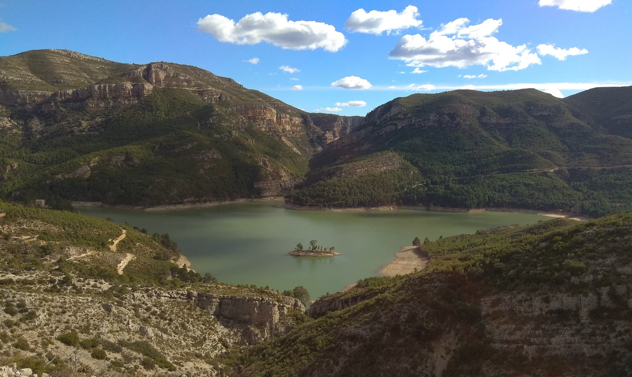 Embalse de Buseo entre las montañas de Chera