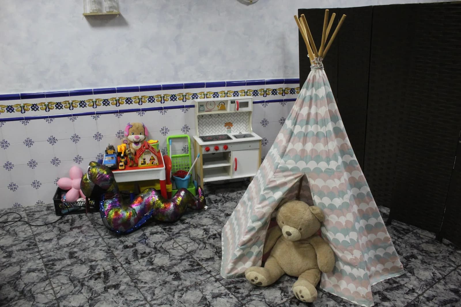 Rincón infantil de La Escalinata con juguetes, tipi y peluche