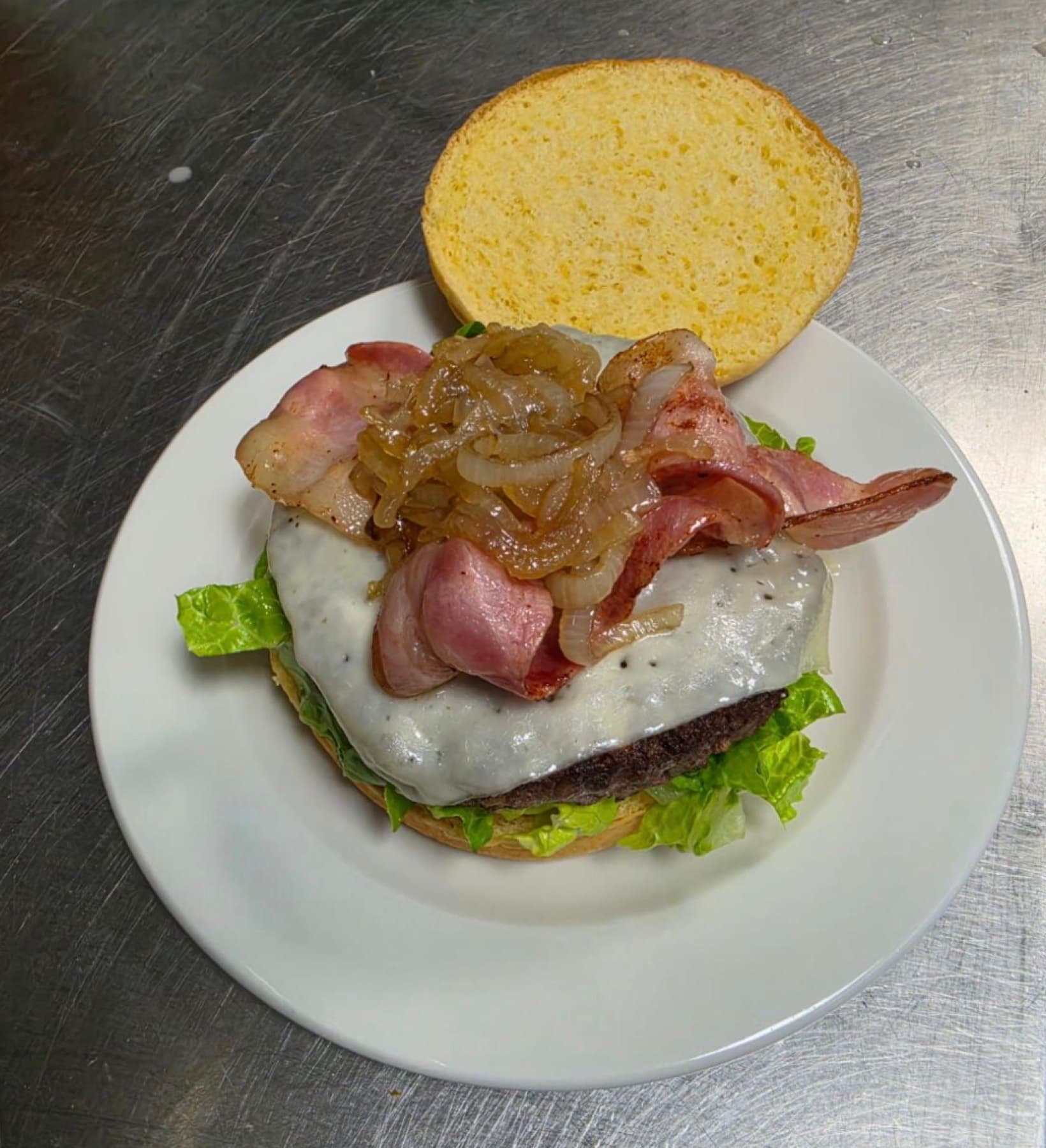 Hamburguesa servida en La Escalinata